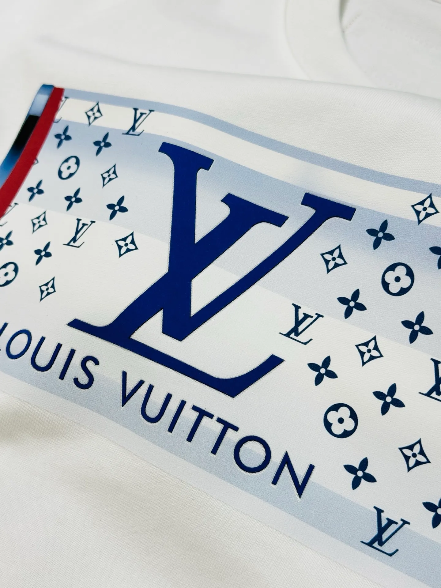 🅿️190 LV 25s new trendy brand T-shirt. Same style for men and women ~ bright 🔋 shape. Fashion trend. Made of new 250g pure cotton fabric. The upper body is also very comfortable. Classic LV letter heat transfer design on the chest. Textured pattern with hot diamond layered embellishment design. Three-dimensional undulations, visual and hand feel are all given to you! All three standards. Color: black. White. Size: s-xxl